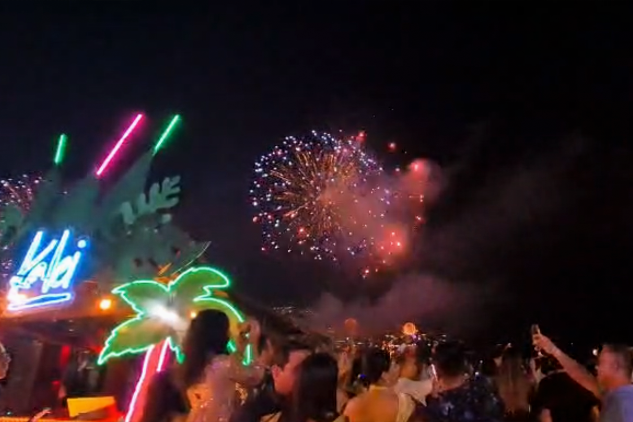 Celebración de fin de año frente al mar en la bahía de Acapulco